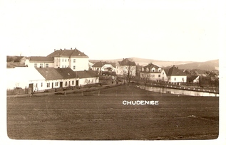 Únor - Dnešní Staňkovská ulice z roku 1932 se Soukeníkovic rybníčkem a původní budovou Měšťanské školy